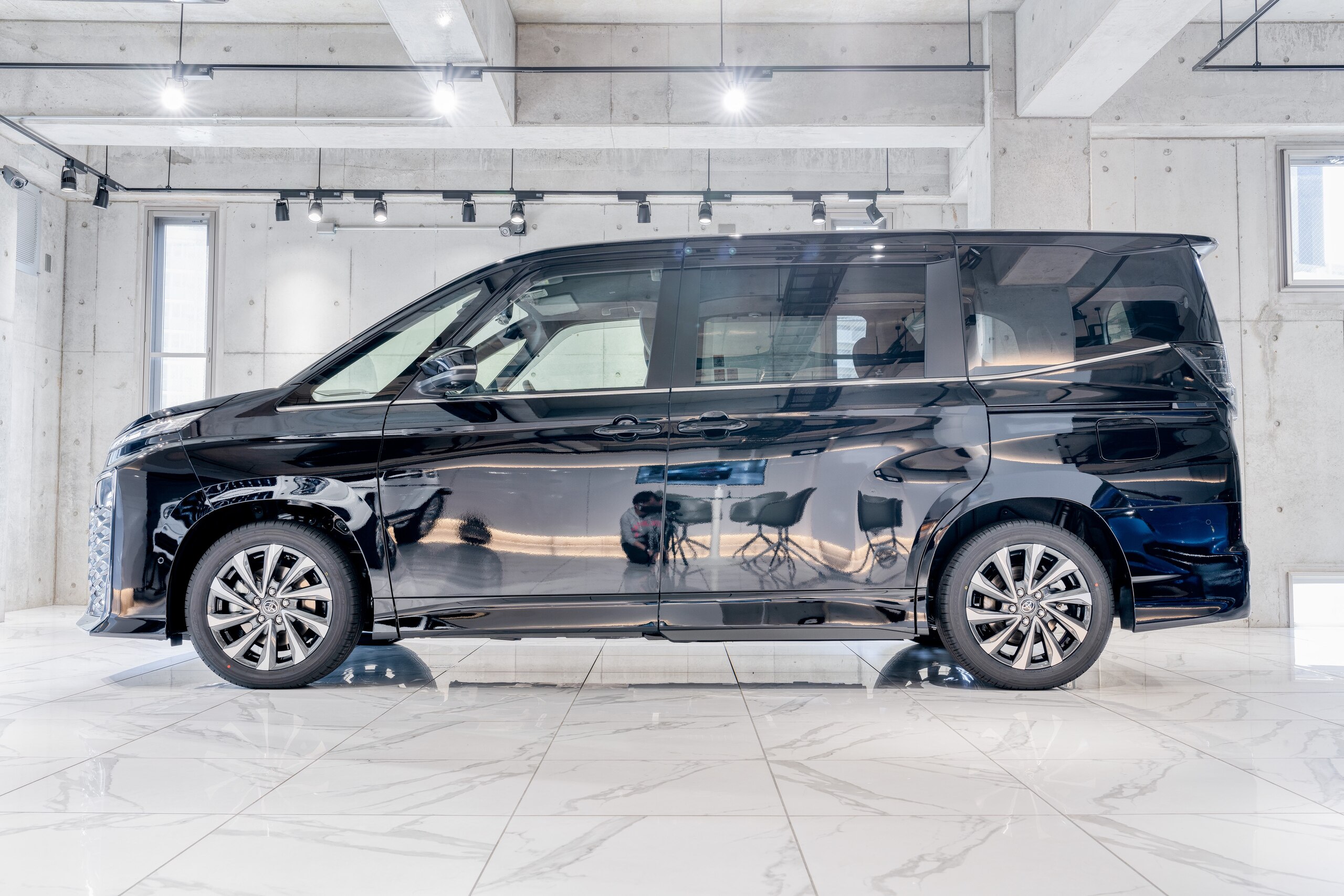 トヨタ ヴォクシー 1.8ハイブリッドS-Zの車両詳細｜アークギャラリー