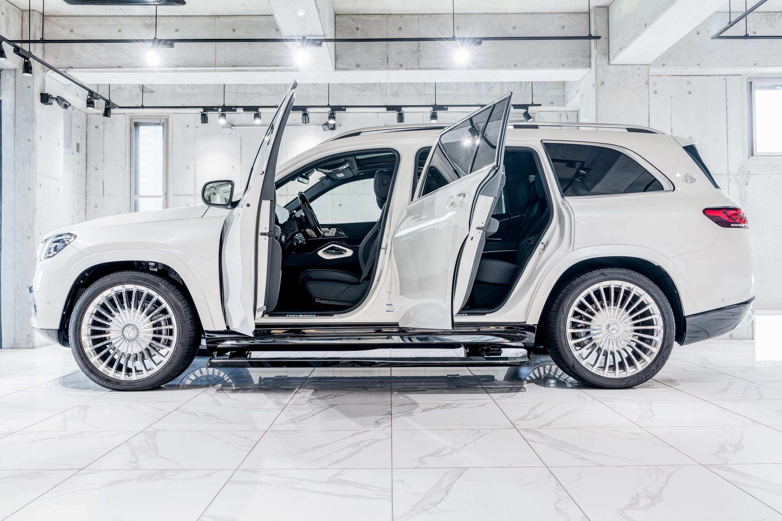 マイバッハメルセデスベンツホワイトダイヤモンドステッチクッション2