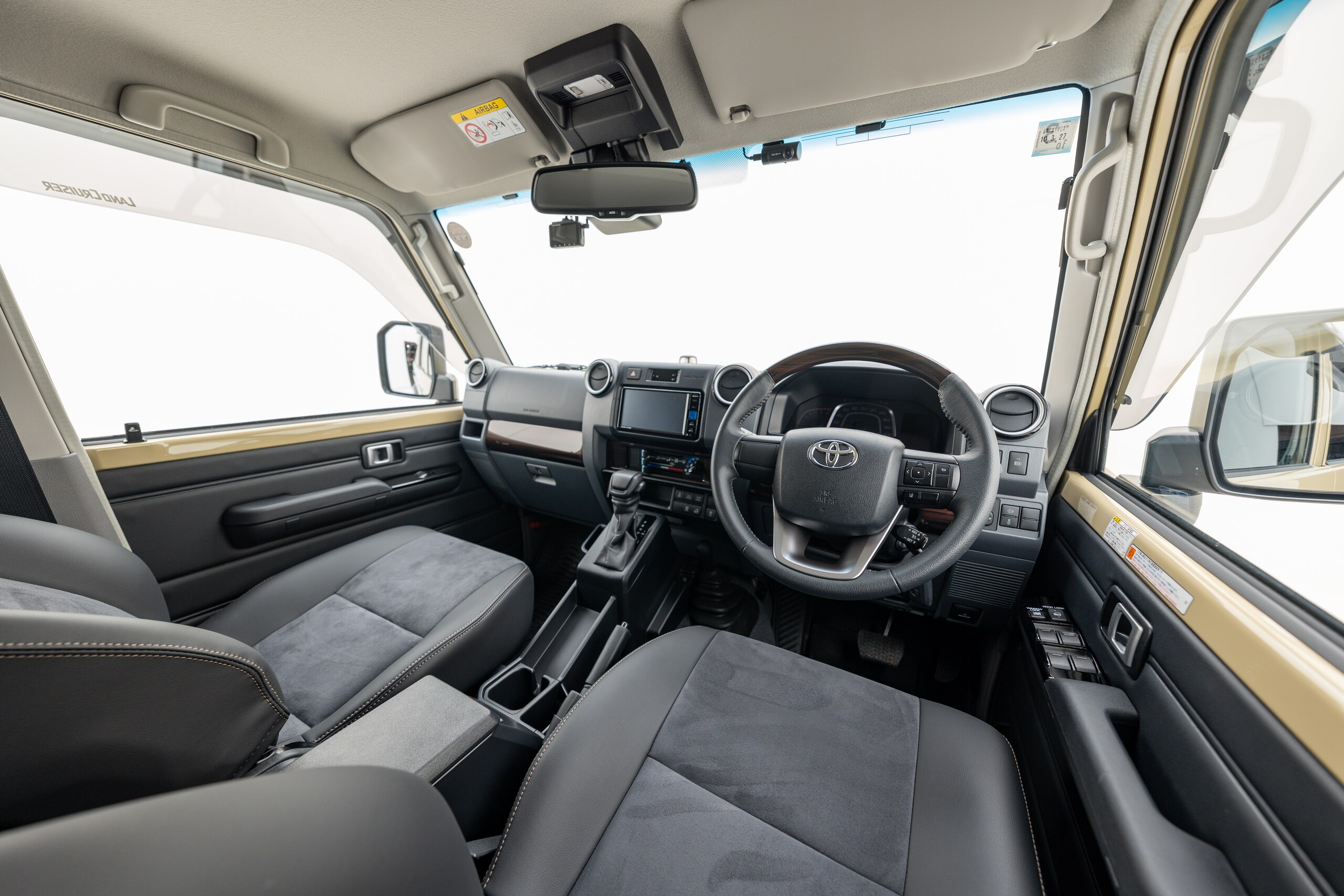 santar22 ベージュ トヨタ ランドクルーザー70 70 5ドア2.8AX ディーゼルターボ 4WDの車両